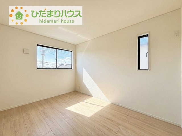 【洋室】 | かすみがうら市下稲吉第15　新築戸建　5号棟 | 窓が多く、明るい空間を演出してくれます(*^^*)