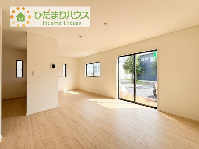 【居間・リビング】 | かすみがうら市下稲吉第15　新築戸建　5号棟 | リビングの大きな窓からは、暖かな日の光が降り注ぎます・・・
