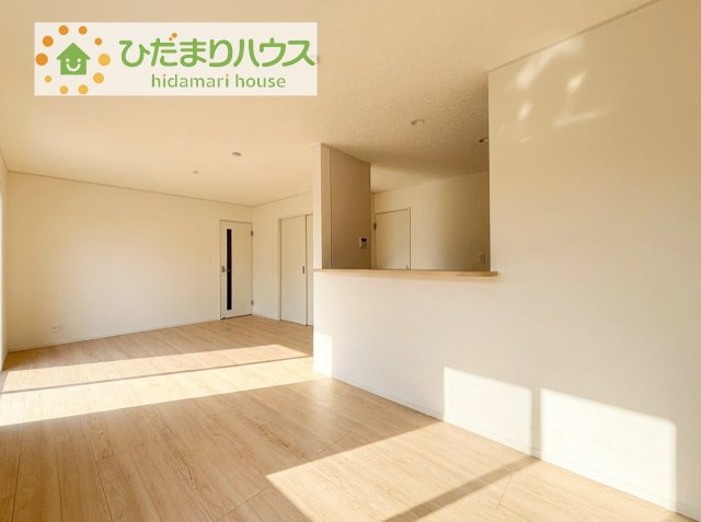 【居間・リビング】 | かすみがうら市下稲吉第15　新築戸建　5号棟 | お子様が元気に遊べる広々としたリビングです！