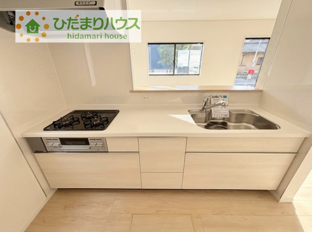 【キッチン】 | かすみがうら市下稲吉第15　新築戸建　5号棟 | 3口コンロでお料理する時間も短くなりそうですね(*‘∀‘)