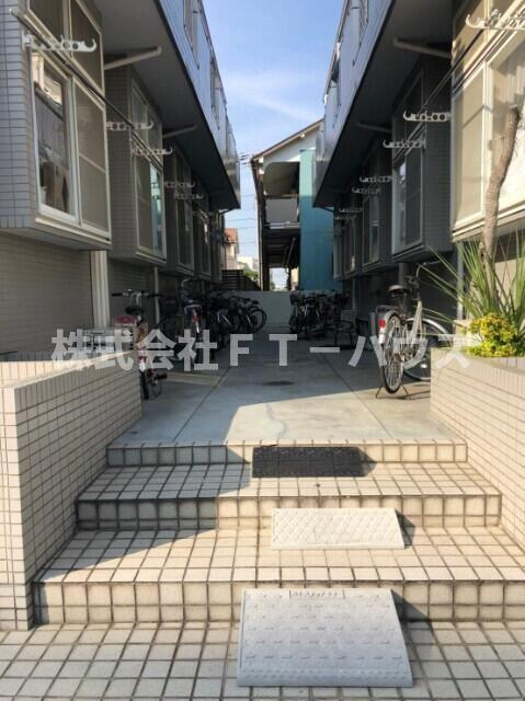 ２０ＢＯＸ弐番館（Ｋ－０６２）のエントランス