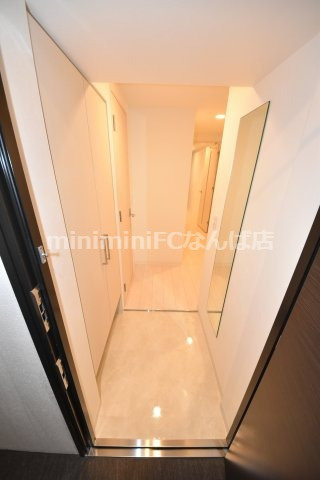 ラ・フォルム鎗屋町の玄関|階数により建具などの色が違います