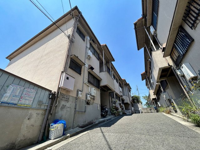 ハイコーポ羽曳が丘の外観|落ち着きのある穏やかな住環境です