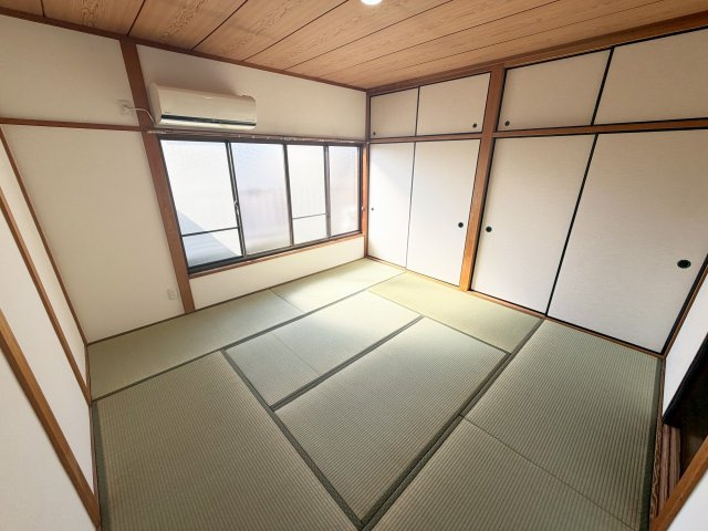 ハイコーポ羽曳が丘の和室|【和室8帖】大容量の押入を完備しています