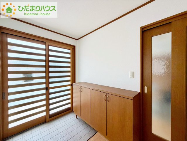 常陸太田市薬谷町　中古戸建の玄関|丁度良い靴箱のサイズ♪これだけあれば家族全員の靴がしまえてスッキリ(^O^)