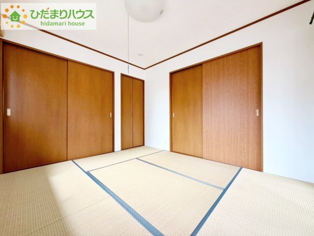常陸太田市薬谷町　中古戸建の和室|扉を閉じれば来客用のお部屋として。開いて広い空間を作れば、お子様の遊び部屋として使えます！