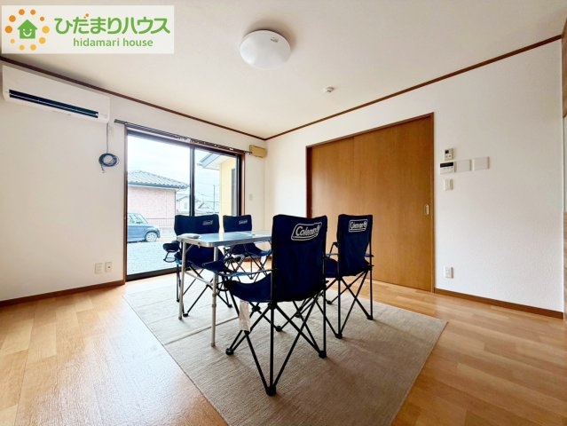 常陸太田市薬谷町　中古戸建の居間・リビング|リビングの窓からはあたたかな日差しが差し込みます(*'▽')