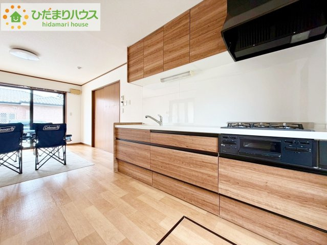 常陸太田市薬谷町　中古戸建のキッチン|3口コンロと収納豊富なキッチンで、ママの毎日のお料理もはかどります☆