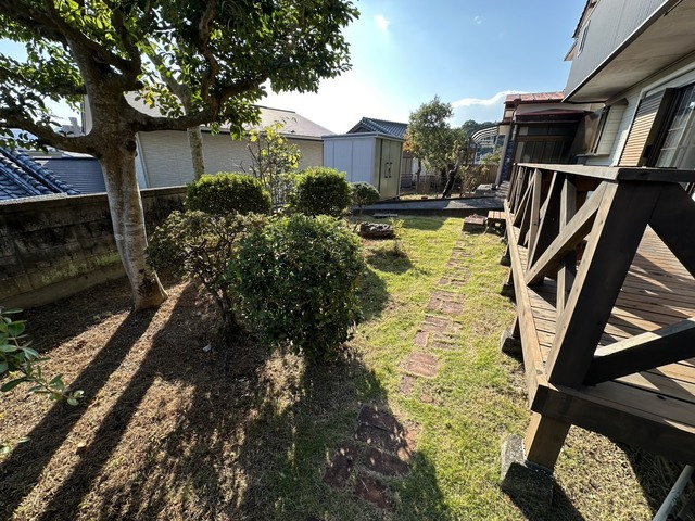「127坪の広大な敷地」高知市旭天神町　中古一戸建ての庭|ガーデニングやBBQも楽しめる広いプライベートガーデン。