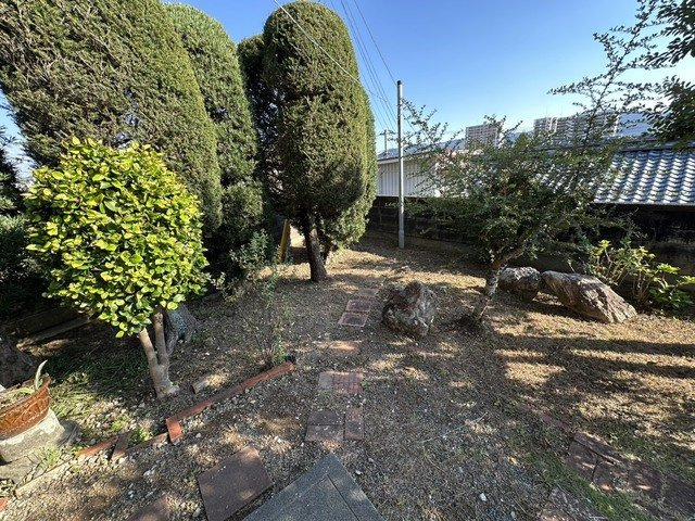 「127坪の広大な敷地」高知市旭天神町　中古一戸建ての庭|季節の移ろいを感じられる植栽豊かなお庭スペース。