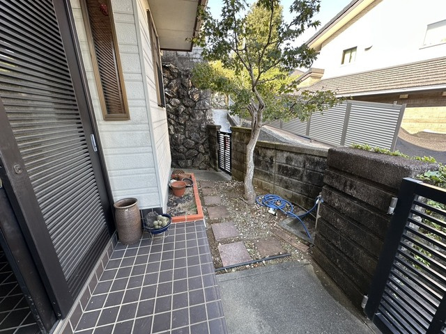 「127坪の広大な敷地」高知市旭天神町　中古一戸建ての玄関|落ち着いた佇まいの玄関前アプローチ。