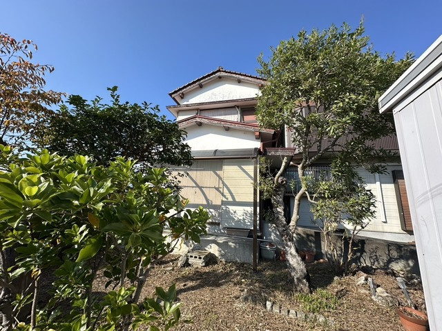 「127坪の広大な敷地」高知市旭天神町　中古一戸建ての庭|周辺環境に溶け込む落ち着いた雰囲気の外観。