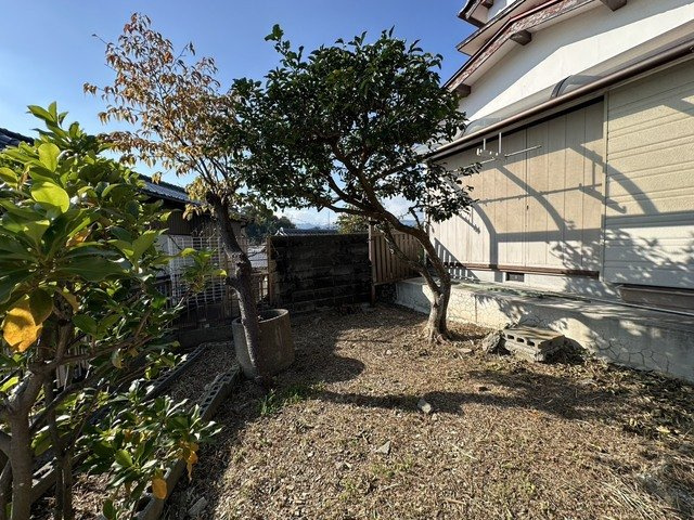 「127坪の広大な敷地」高知市旭天神町　中古一戸建ての庭|多用途に使える広々とした敷地スペース。