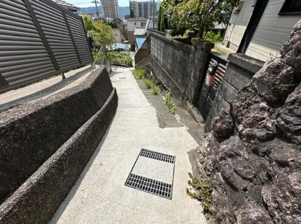 「127坪の広大な敷地」高知市旭天神町　中古一戸建てのその他|綺麗に整備されたアクセスルート。