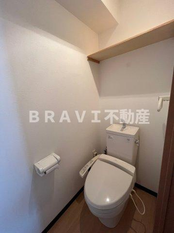 モダナーク　BRAVI不動産のトイレ|【モダナーク】収納棚もあります