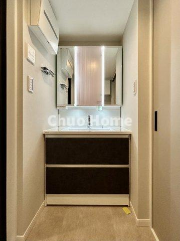 ウッディライフお花茶屋の独立洗面台|【洗面化粧台】洗面化粧台には三面鏡を採用。身だしなみを整えやすい事はもちろんですが、鏡の後ろに収納スペースを設ける事により、散らかりやすい洗面スペースをすっきりさせる事が出来るのも嬉しいですね