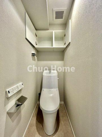 ウッディライフお花茶屋のトイレ|【トイレ】 収納スペースをしっかりと確保した温水洗浄便座機能付きトイレ。温水洗浄便座は清潔にお使いいただくための大切なアイテムです。