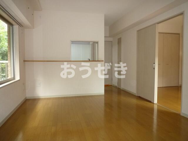 ディライト・ファイブの居間・リビング|同住宅の別タイプの写真となり…