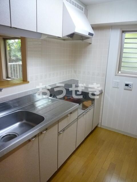 ディライト・ファイブのキッチン|同住宅の別タイプの写真となり…