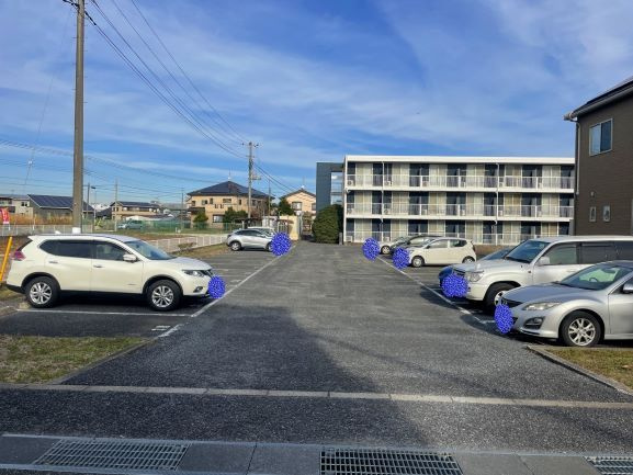 レオパレスリベェールの駐車場