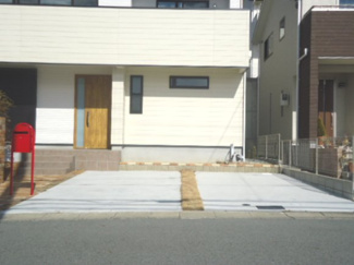 【駐車場】 | 宝塚市山手台東5丁目11の12　中古一戸建て | 駐車場があるので、車を買う予定の方も安心です