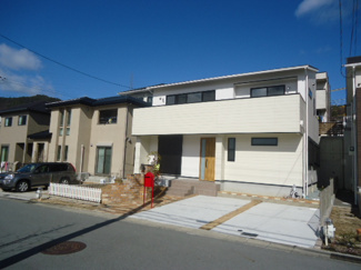 【外観】 | 宝塚市山手台東5丁目11の12　中古一戸建て | 落ち着いた雰囲気の外観です