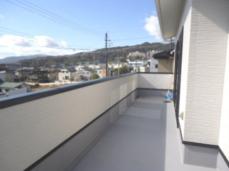 【バルコニー】 | 宝塚市山手台東5丁目11の12　中古一戸建て | バルコニーからの眺めを楽しみながら食事をしませんか