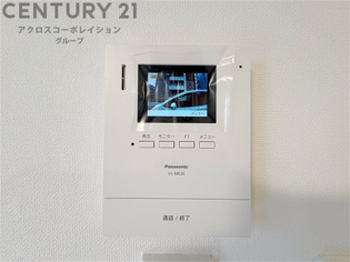 訪問者が来たときにテレビ画面で確認できるため、安心してドアを開けられます。録画機能があるものもあり、留守中に来訪者を記録しておくことができます。利便性が高く、セキュリティ面でも安心です。