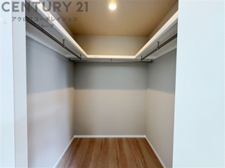 収納力が高く洋服や小物を整理しやすく、更衣室のように使え、部屋がすっきり保てます。収納の配置を自由に調整でき、換気性が良く防湿・防虫対策も可能。快適で機能的な生活空間を実現できます♪