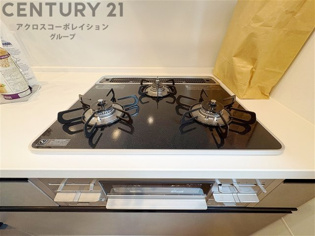 多数の調理器具を同時に使用でき、料理の効率化が可能。省エネで節約になり、様々な料理スタイルに適応できます。また、火力調整が独立しており、手入れや掃除もしやすく、今よりもっとお料理が楽しくなるかも。