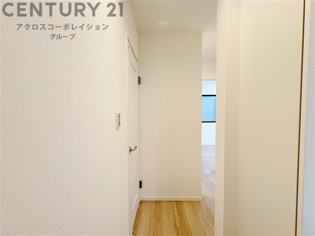 白を基調にしたクロスに明るい色合いの建具で室内を明るい印象にしてくれます♪