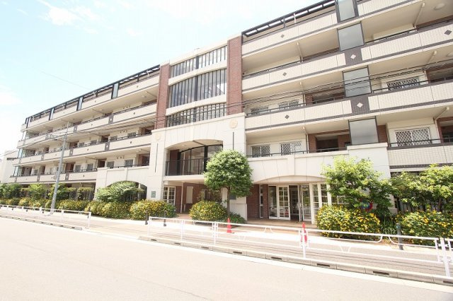 【外観】 | クイーンズフィールドひばりが丘ハイム　(保谷店) | 徒歩10分圏内に公園が充実した緑豊かな住宅地。小中学校まで徒歩12分以内なので子育て世代にもおすすめです。