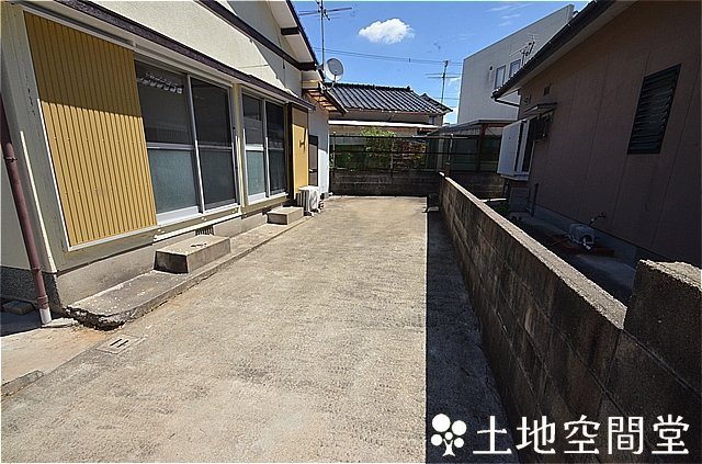 通谷３丁目　貸家の駐車場