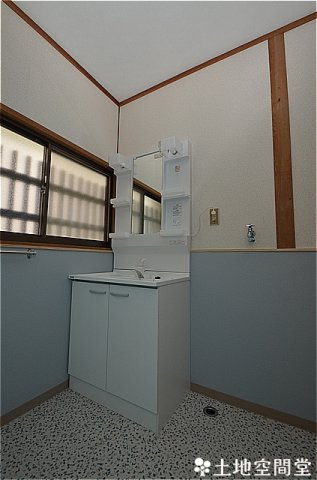 瀬板　貸家　平屋の独立洗面台
