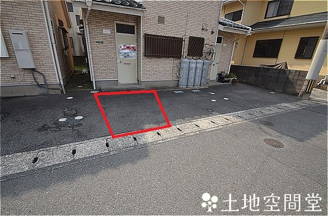 猪熊２丁目テラスハウスの駐車場|軽自動車のみ