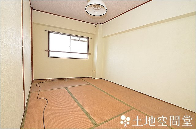 子籠ビルの寝室