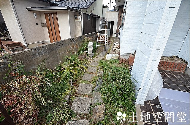 町上津役西３丁目　貸家の庭
