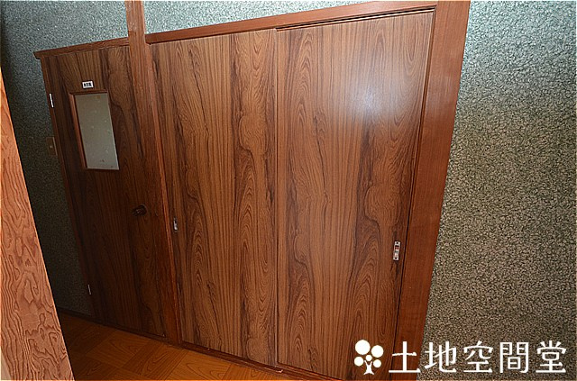 塔野3丁目戸建の収納|1階廊下収納（階段下収納）