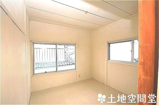 塔野3丁目戸建の和室|2階和室4.5帖（写真では、は絨毯をひいています。）
