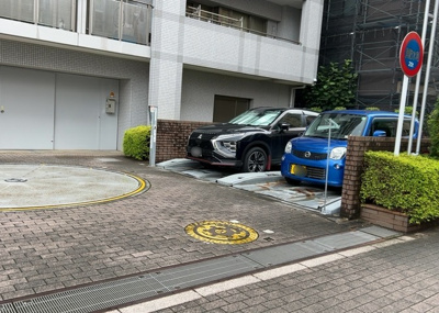 【駐車場】 | 小田急コアロード相模原Ⅱ | 敷地内には自走式駐車場を完備（空有・月額15,000円）。ハイルーフ車の駐車にも対応しており、お持ちのお車のサイズに合わせて安心してご利用いただけます。お出かけ時や日常のお買い物にも大変便利です。
