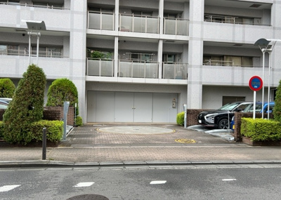 【駐車場】 | 小田急コアロード相模原Ⅱ | 車出し入れがスムーズな敷地内駐車場です。駐車場からお部屋へのアクセスも良く、重い荷物がある日も移動がラクラク。最新の空き状況や車種制限につきましては、ぜひ事前に担当者までお問い合わせください。