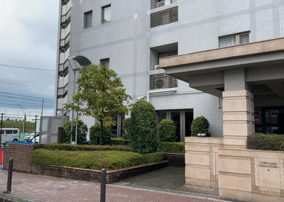 【中庭】 | 小田急コアロード相模原Ⅱ | 敷地内には整えられた綺麗な共用スペースが広がり、居住者様の癒やしの場となっています。日勤管理のもと整備が行き届いており、建物全体の管理状態の良さを物語る安心感のある共用空間となっております。
