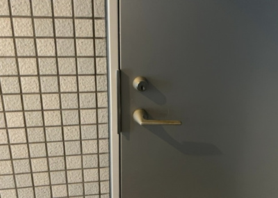 【防犯設備】 | 小田急コアロード相模原Ⅱ | 安心のオートロックシステムに加え、室内にはTVモニタ付インターホンを設置済み。訪問者の顔を確認してから解錠できるため、小さなお子様のお留守番や夜間のご対応時にも防犯面で非常に高い安心感があります。