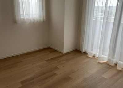 【子供部屋】 | 小田急コアロード相模原Ⅱ | 4.4帖や5.1帖の洋室は、お子様のお部屋や勉強部屋としても最適です。全居室に収納が付いているため、衣類や学用品もすっきりと整理できます。複層ガラス仕様で静かな学習環境をしっかり確保できます。