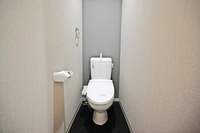 摂津市新在家１丁目中古一戸建て│3LDK+駐車1台可のトイレ|トイレにはウォシュレット機能が付いており、清潔で心地よくご利用いただけます。