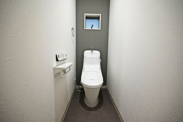 摂津市新在家１丁目中古一戸建て│3LDK+駐車1台可のトイレ|2階にもお手洗いがあるため、家族が重なる朝の時間帯も便利です。