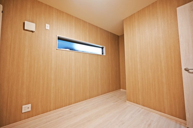 摂津市新在家１丁目中古一戸建て│3LDK+駐車1台可の子供部屋|1階洋室約5帖
子ども部屋に適した広さがあり、学習机やベッドもゆったりとレイアウトできます。