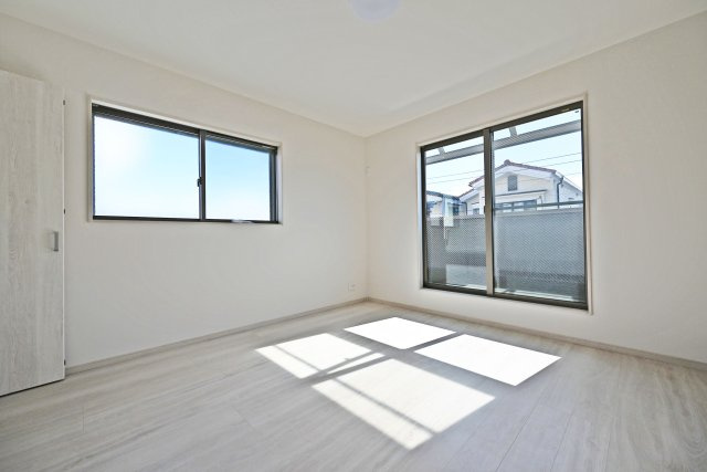 摂津市新在家１丁目中古一戸建て│3LDK+駐車1台可の寝室|3階洋室約7帖
大型のベッドや収納家具も、ゆったりとレイアウトできます。