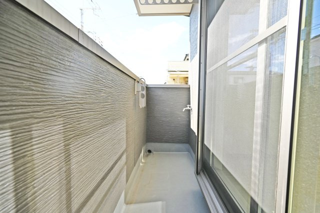 摂津市新在家１丁目中古一戸建て│3LDK+駐車1台可のバルコニー|たっぷりの陽光が差し込む西向きの住まいです。