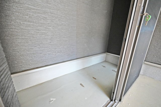 摂津市新在家１丁目中古一戸建て│3LDK+駐車1台可の収納|1階収納
駐車スペース奥にございます。ご家族分の靴はもちろん、アウトドア用品やスポーツ用品など、かさばる荷物の収納にも便利です。